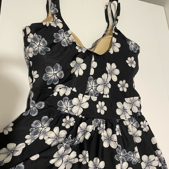 Le Cove Brand Swim Dress One Piece Black, White & Gray Floral Size 16 Swimsuit - Picture 5 of 8